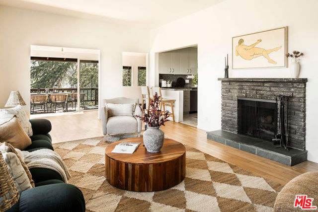 3720 Alta Mesa Drive, Studio City CA: https://media.crmls.org/mediaz/6764e41c-5bb3-449d-a378-0f053023bc16.jpg