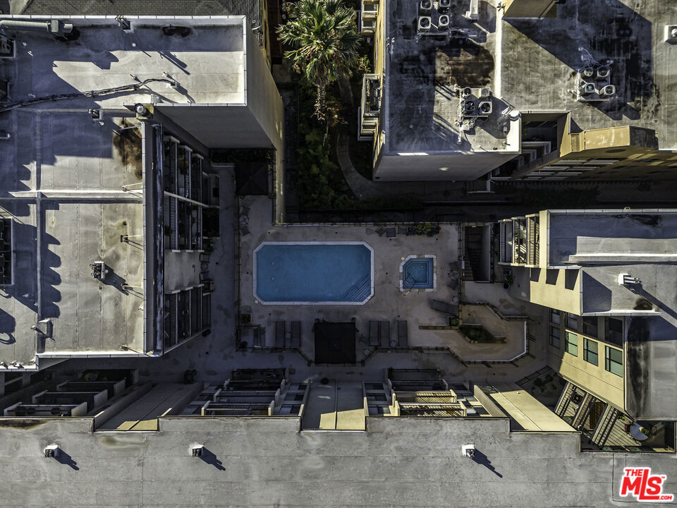 https://media.crmls.org/mediaz/67661533-5894-4bf2-9de9-9d023eaa4862.jpg?preset=X-Large