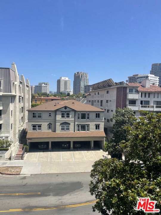 https://media.crmls.org/mediaz/6767583f-d3ad-4a67-87c6-76d6d2339dc5.jpg?preset=X-Large