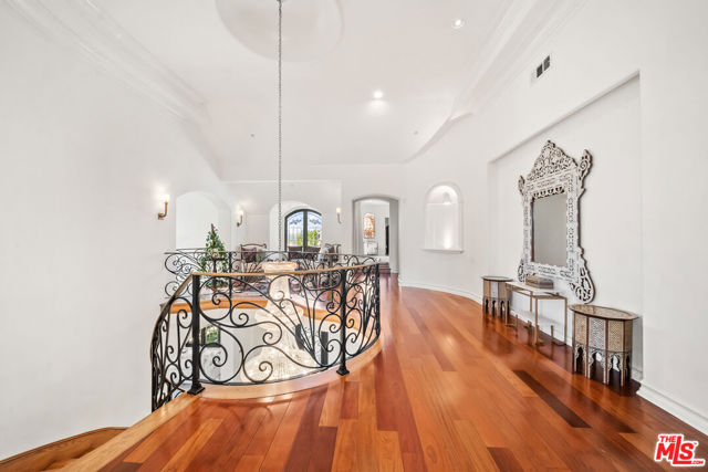 1821 Chastain, Pacific Palisades CA: https://media.crmls.org/mediaz/6767e232-a8dc-4bd9-a891-9c10754f6354.jpg