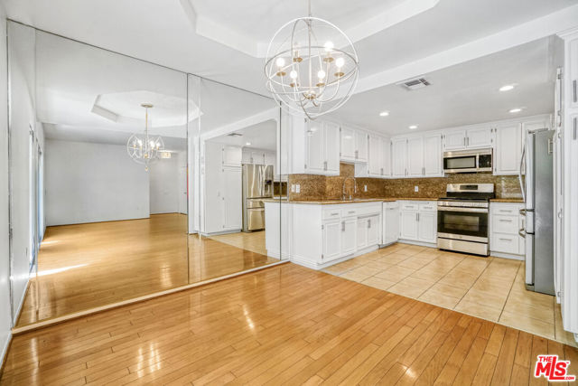 5534 Sylmar Avenue, Sherman Oaks CA: https://media.crmls.org/mediaz/6768503a-8275-499a-9c34-840a94aa8ee1.jpg