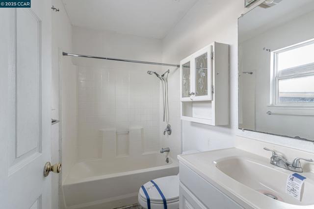 813 Grant St, Vallejo CA: https://media.crmls.org/mediaz/6768b4c9-2607-459b-8854-3fbc17265fb1.jpg