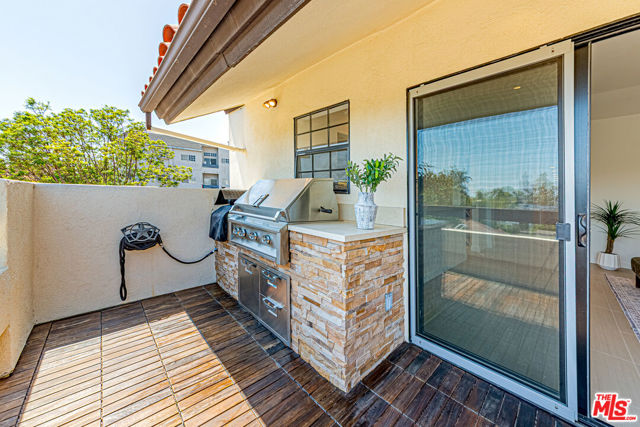 10611 Ashton Avenue, Los Angeles CA: https://media.crmls.org/mediaz/676a5107-0fd2-4afa-ac19-0fab4c221adc.jpg