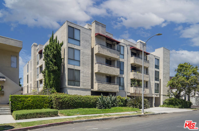 1815 Glendon Avenue, Los Angeles CA: https://media.crmls.org/mediaz/676acd61-004a-4f18-a088-cf4d67e43f78.jpg