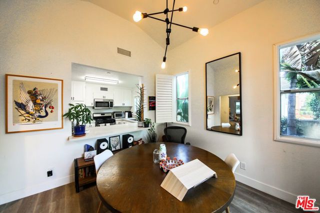 1943 19th Street, Santa Monica CA: https://media.crmls.org/mediaz/676b8792-ffac-4c67-91cf-4ea377c1869e.jpg