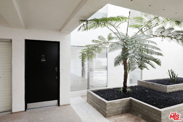 305 San Vicente Boulevard, Santa Monica CA: https://media.crmls.org/mediaz/676c047f-01c8-4c84-bca4-25ba87d12acb.jpg