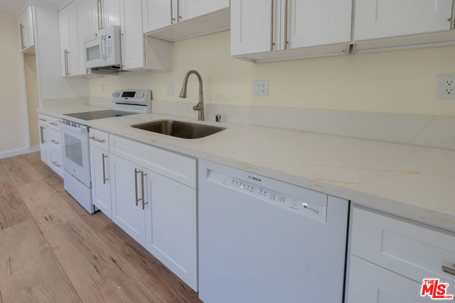 1031 Thompson, Glendale CA: https://media.crmls.org/mediaz/676c0987-e2bc-447d-a7c0-a8af12b442ac.jpg