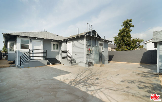 1050 W 48th Street, Los Angeles CA: https://media.crmls.org/mediaz/676cdd5d-6e9b-47cc-a1df-d4af01e82169.jpg