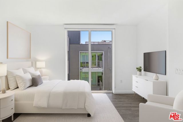 5750 E Hollywood Boulevard, Los Angeles CA: https://media.crmls.org/mediaz/676d08b0-fb7f-48fd-a753-7c6e774d18d3.jpg