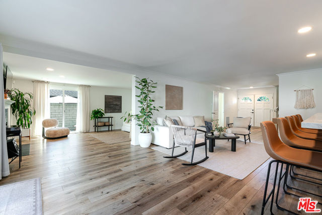 5056 Greenbush Avenue, Sherman Oaks CA: https://media.crmls.org/mediaz/676d265b-d37b-4935-86e0-7f2709cbb1e4.jpg