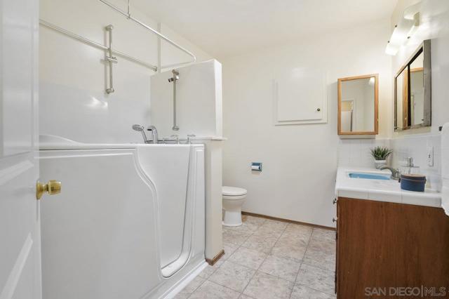 1353 Roxanne Dr, El Cajon CA: https://media.crmls.org/mediaz/676d6ec8-3538-4eb4-a9fa-c7c919fd7660.jpg