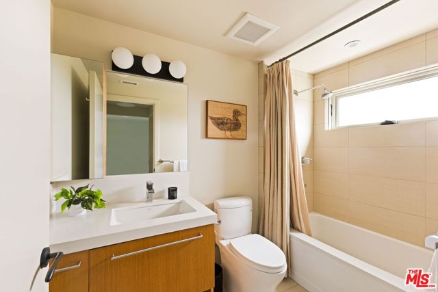 5284 Los Diegos Way, Los Angeles CA: https://media.crmls.org/mediaz/676d7ca3-28c5-4adb-8c84-bc744b56d177.jpg