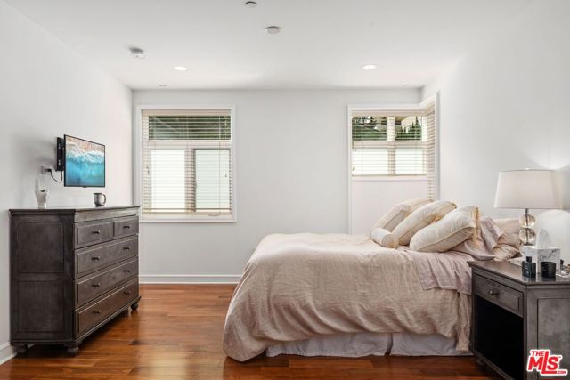 447 N Doheny Drive, Beverly Hills CA: https://media.crmls.org/mediaz/676ea1af-6f0c-4bf9-9944-505dde696fe1.jpg