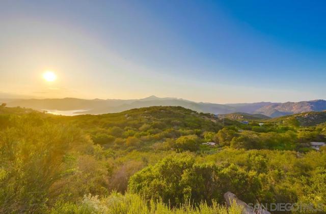 13037 Yerba Valley Way, Lakeside CA: https://media.crmls.org/mediaz/6771f100-1970-411f-8b6b-43c517a57485.jpg