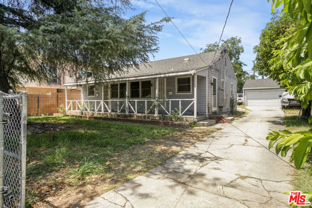 6833 Simpson Avenue, North Hollywood CA: https://media.crmls.org/mediaz/677236f1-0bbc-48a7-a424-c05fda66e31f.jpg