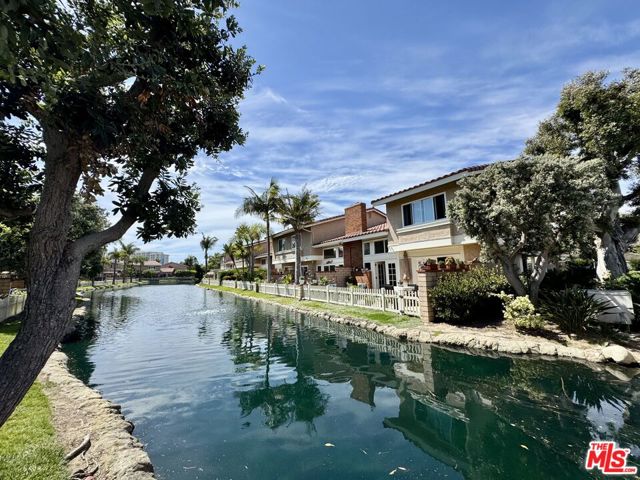 7756 Sailboat Circle, Huntington Beach CA: https://media.crmls.org/mediaz/67731e07-2018-4e69-8463-7fcc469bd285.jpg