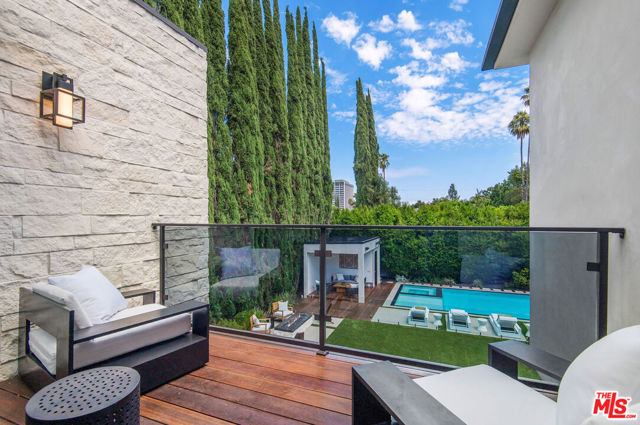 4544 Woodley Avenue, Encino CA: https://media.crmls.org/mediaz/6773a6cc-70cc-4d42-8e48-c4c9b6e9c1f3.jpg