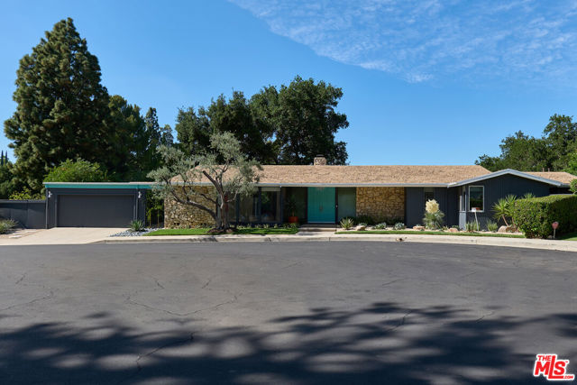 16045 Royal Mount Drive, Encino CA: https://media.crmls.org/mediaz/6773d89a-4128-4079-b7c0-9aa91aee043c.jpg