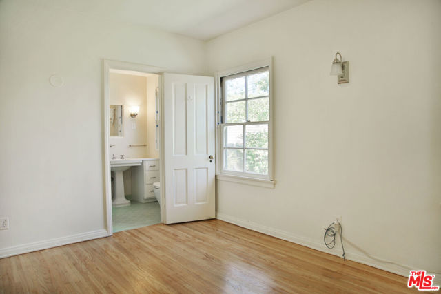 2963 Queensbury Drive, Los Angeles CA: https://media.crmls.org/mediaz/67743d0e-d7f5-4a3b-9d91-58b92dee65ac.jpg