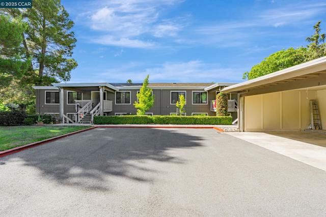 2900 Tice Creek Dr, Walnut Creek CA: https://media.crmls.org/mediaz/6774c6c0-1a1f-40af-b94e-d7904dac0521.jpg