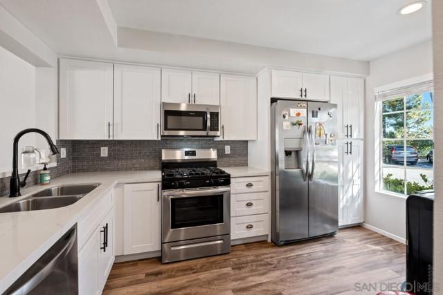 3731 Caminito Carmel Lndg, San Diego CA: https://media.crmls.org/mediaz/6775074e-35b6-48ba-bb4a-84fe5a254014.jpg