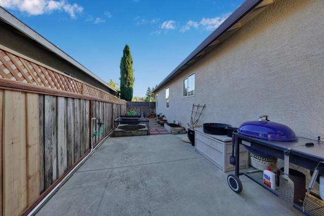 865 Valley Oak Drive, Hollister CA: https://media.crmls.org/mediaz/67754f85-ac9c-44d9-ba0f-d8467ade2d80.jpg