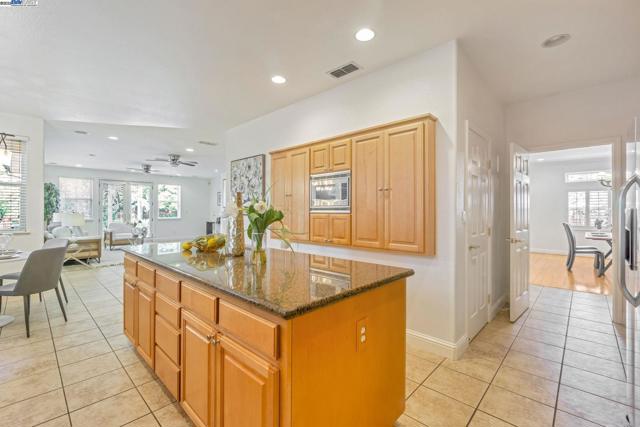 135 Cara Ct, Walnut Creek CA: https://media.crmls.org/mediaz/677595b4-29d0-4192-8831-e70a3326cb89.jpg