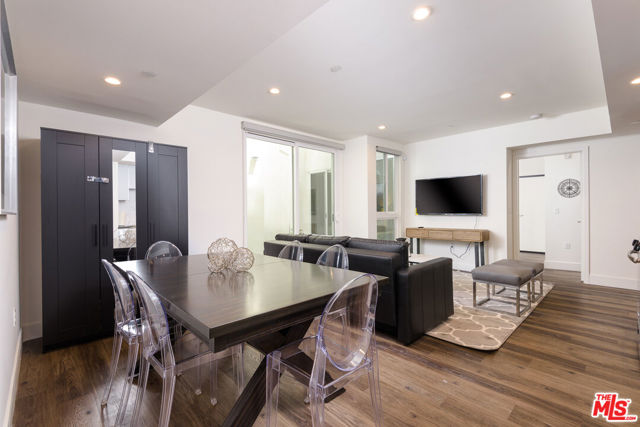 1150 N Cahuenga Boulevard, Los Angeles CA: https://media.crmls.org/mediaz/6775e312-fff9-449d-a584-2cdfec26c283.jpg