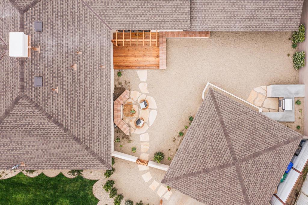 https://media.crmls.org/mediaz/6776513d-58d7-40fd-ba3b-310e9b4f1786.jpg?preset=X-Large