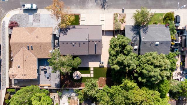 1984 Brooktree Way, Pleasanton CA: https://media.crmls.org/mediaz/67765882-2910-4dd7-9e37-9ef09e678e18.jpg