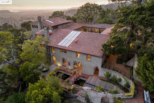 2900 Buena Vista Way, Berkeley CA: https://media.crmls.org/mediaz/677766e2-5aa4-49b8-a041-da85357eeeb5.jpg
