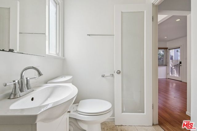 732 Washington Boulevard, Marina del Rey CA: https://media.crmls.org/mediaz/67776fe7-6152-496e-8ec1-00cd9dd0ee32.jpg