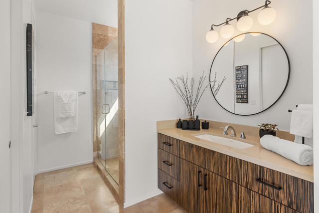 1069 Azure Court, Palm Springs CA: https://media.crmls.org/mediaz/6777abeb-006f-4c51-8b69-66111a956905.jpg