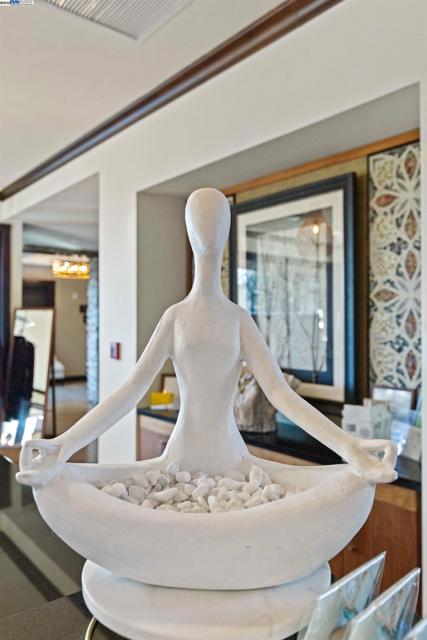 2062 Reserva Ct, Brentwood CA: https://media.crmls.org/mediaz/6777d399-4c7f-44f0-aa39-9da9273ae9e2.jpg