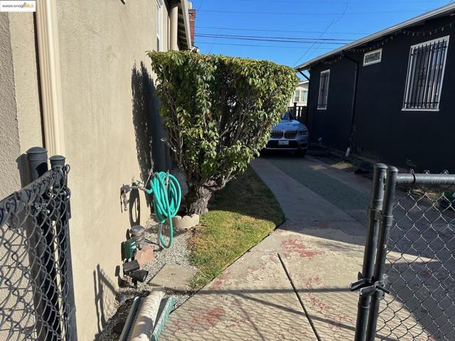 1937 87th Avenue, Oakland CA: https://media.crmls.org/mediaz/67783c5c-18e4-4b9d-b716-0f913088fc3e.jpg