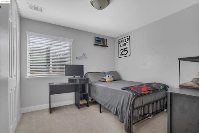 235 Pecan Pl, Brentwood CA: https://media.crmls.org/mediaz/677869bc-c20b-4355-9d71-63b05ad0351c.jpg