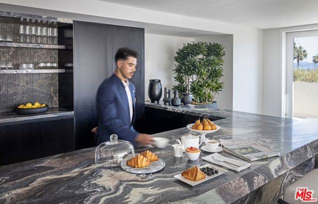 9200 Wilshire Blvd, Beverly Hills CA: https://media.crmls.org/mediaz/6778c213-5e69-4f28-aa72-ebf6328a335c.jpg