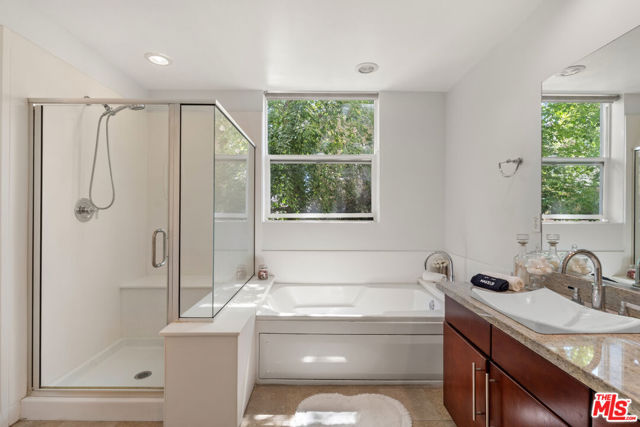 14412 Killion Street, Sherman Oaks CA: https://media.crmls.org/mediaz/6778cac0-59be-47f7-812a-26fb3fd5861d.jpg