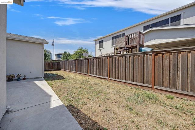 18499 Lewiston Dr, Lathrop CA: https://media.crmls.org/mediaz/6778d827-c797-45eb-a1a0-9195dbac7118.jpg