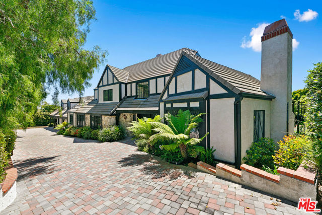 29528 Harvester Road, Malibu CA: https://media.crmls.org/mediaz/67796cbc-c594-471c-99ca-adb86759ea0d.jpg