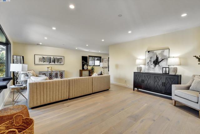 148 Auburn St, San Rafael CA: https://media.crmls.org/mediaz/67797296-8e0a-401f-ac9d-a401a6d26bc0.jpg