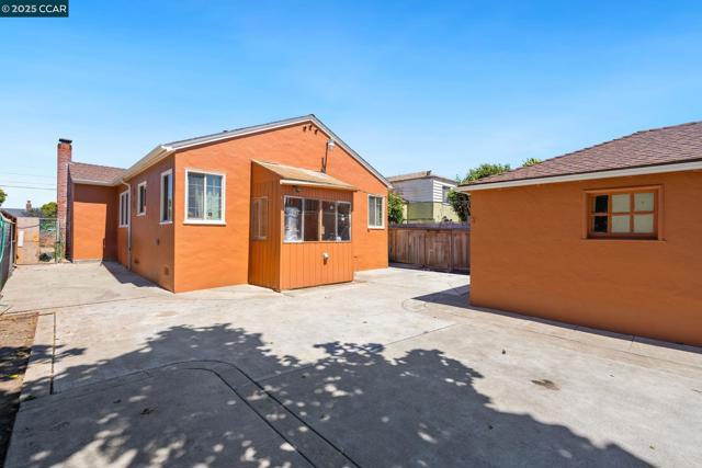 66 Murdock St, Richmond CA: https://media.crmls.org/mediaz/677b4101-74a1-4ba1-8205-7f8e2dd60fc2.jpg