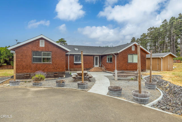 32500 Gibney Lane, Fort Bragg CA: https://media.crmls.org/mediaz/677b62a0-e117-4dea-be52-ecfa1a0cc870.jpg