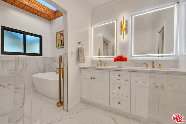 3804 Duray Place, Los Angeles CA: https://media.crmls.org/mediaz/677be0e2-dc03-4dd7-934a-21ded5edc5f4.jpg