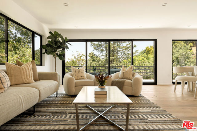 11587 Sunshine Terrace, Studio City CA: https://media.crmls.org/mediaz/677bf011-9139-4474-ab85-c27c8195559f.jpg