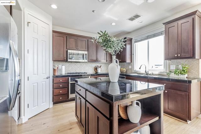 104 Seacliff Court, Richmond CA: https://media.crmls.org/mediaz/677c162b-ee99-4e13-8532-aa269f6dac68.jpg