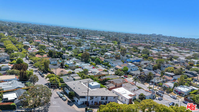 2001 Penmar Avenue, Venice CA: https://media.crmls.org/mediaz/677c5036-4bd2-4bce-bc6e-eba77c600bc4.jpg