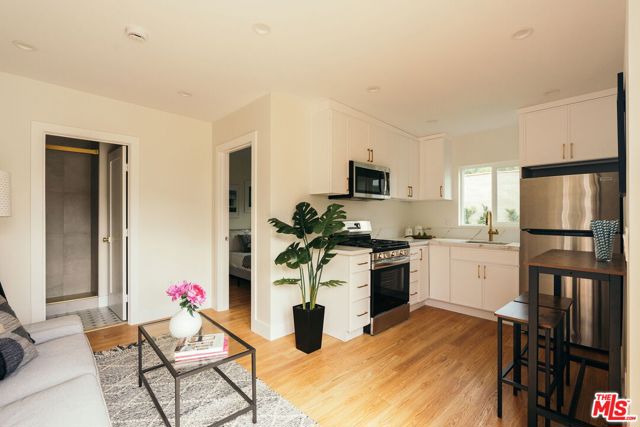 1237 S Curson Avenue, Los Angeles CA: https://media.crmls.org/mediaz/677d5f15-8ac3-4fe1-8177-495f97569b3d.jpg