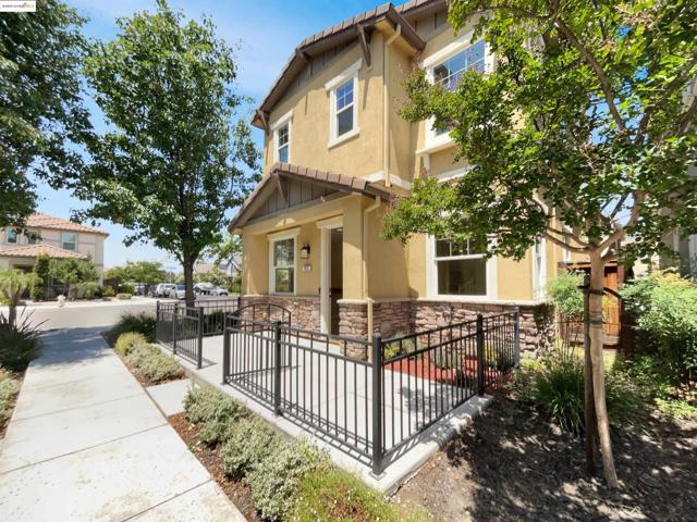 789 King Palm Ln, Brentwood CA: https://media.crmls.org/mediaz/677dc2b1-51d5-45c1-837a-d253867eaa60.jpg