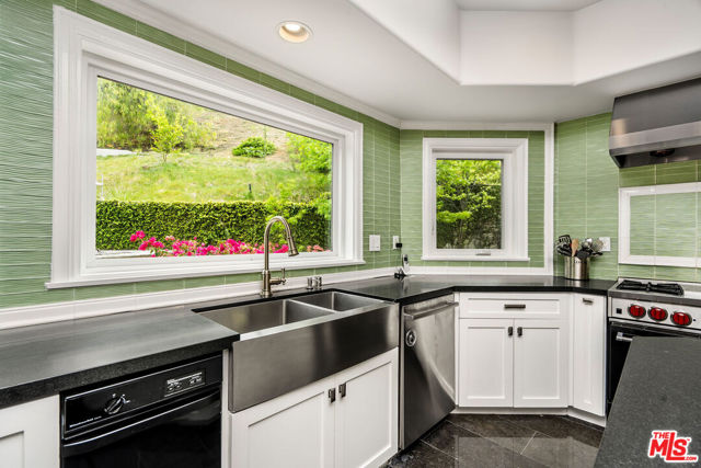 204 Bell Canyon Road, Bell Canyon CA: https://media.crmls.org/mediaz/677ed00f-7b24-4119-99c1-08b4610c75c3.jpg